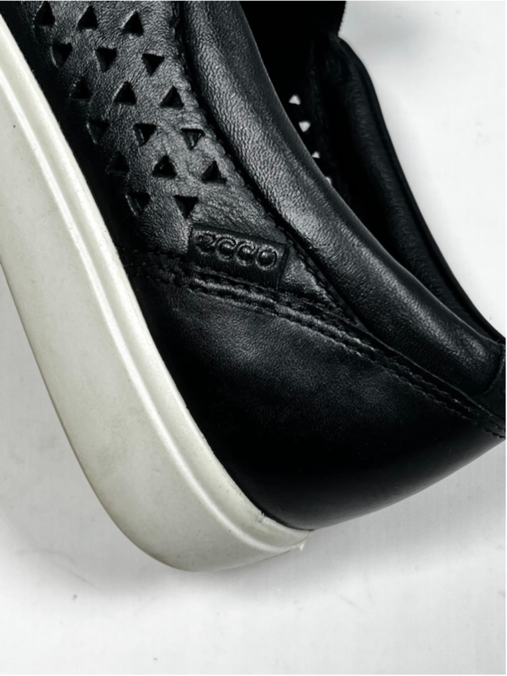 ECCO Womans Loafers Black Perforated Leather Slip-On Sneakers Size 9 - Picture 3 of 9
